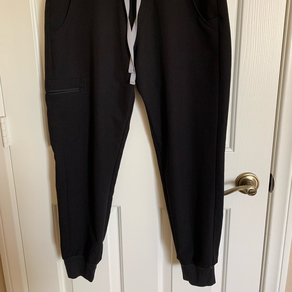 Figs Zamora Joggers in Black Petite Medium